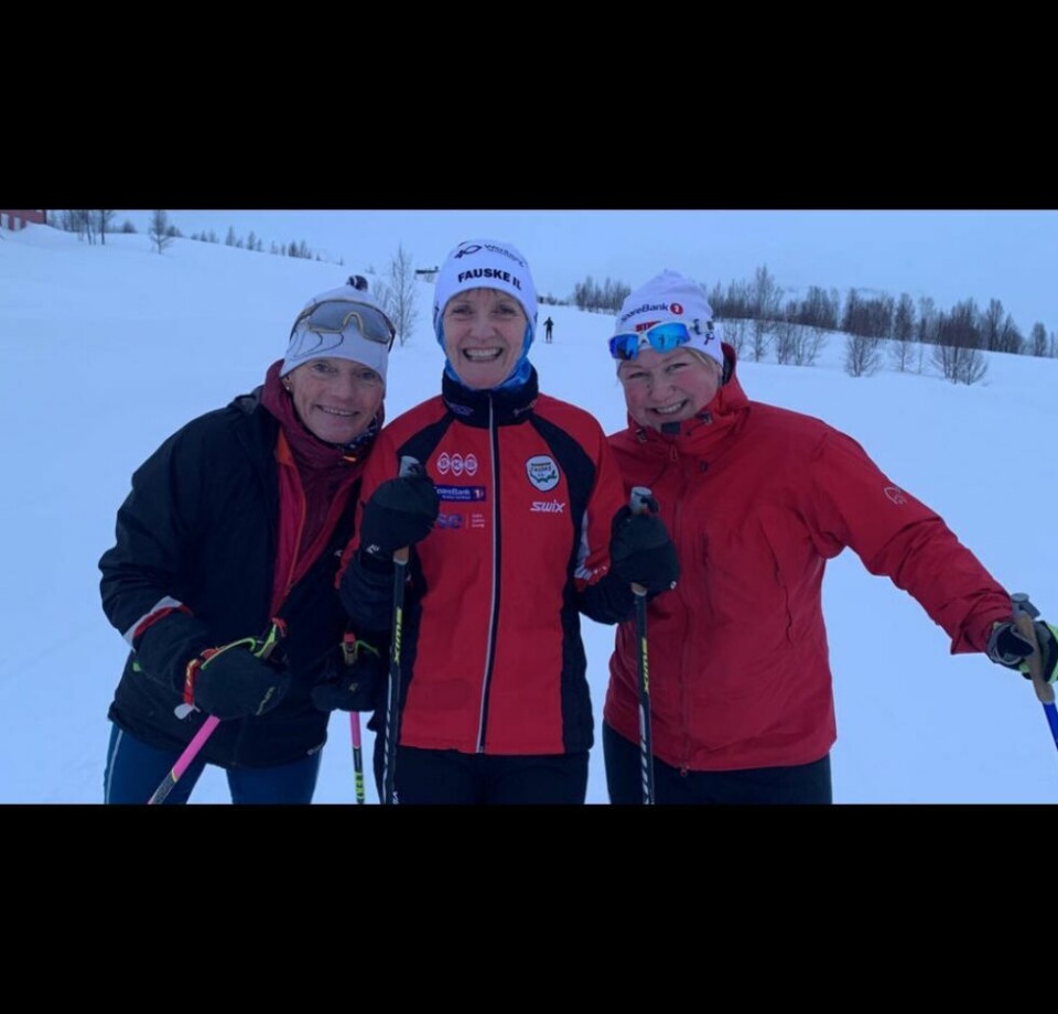 FORNØYD. Anne Grethe Lund (midten) var superfornøyd med skikurset på Jakobsbakken og roser instruktørene Anette Bøe (til venstre) og Lena Cecilie Pedersen Osnes. FORNØYD. Anne Grethe Lund (midten) var superfornøyd med skikurset på Jakobsbakken og roser instruktørene Anette Bøe (til venstre) og Lena Cecilie Pedersen Osnes. Foto: Fjellfarer