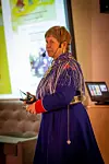 SKOLEHISTORIE. Elfrid Boine tok tilhørerne med på et miniforedrag om samisk skolehistorie. Foto: Laila Ingvaldsen