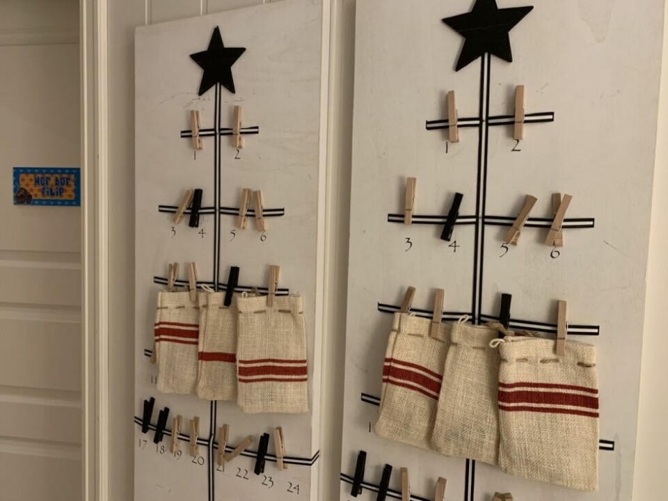 ADVENTSKALENDERE. Våre barn har et nostalgisk forhold til jul og juleminner, og adventskalendere er et av de. Fire kalendere er i hus og en er sendt i posten til eldstemann studenten. ADVENTSKALENDERE. Våre barn har et nostalgisk forhold til jul og juleminner, og adventskalendere er et av de. Fire kalendere er i hus og en er sendt i posten til eldstemann studenten. Foto: Linn Braseth-Gulliksen
