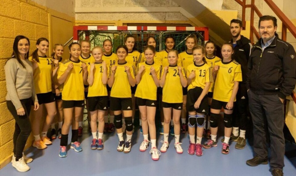 FÅR STØTTE. Rognan IL har fått Edelfarm med på laget som samarbeidspartner. Alice Øksheim til venstre og Tore Amundsen, helt til høyre, er glade for å kunne samarbeide de neste tre årene. FÅR STØTTE. Rognan IL har fått Edelfarm med på laget som samarbeidspartner. Alice Øksheim til venstre og Tore Amundsen, helt til høyre, er glade for å kunne samarbeide de neste tre årene. Foto: Tommy Pettersen