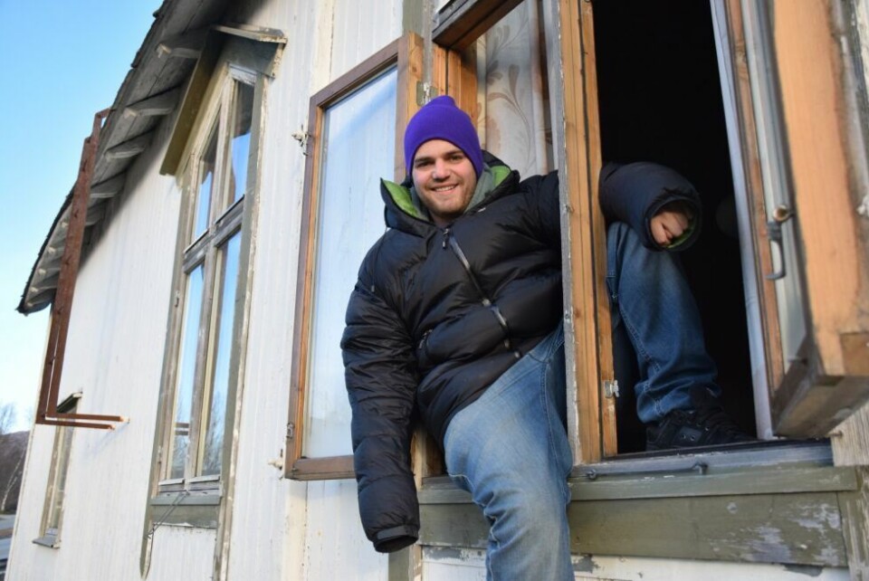 POLITIKK. Audun Krarup Jonassen gir seg som ungdomsarbeider i Bedehuset, fordi han har fått for mye å gjøre - blant annet fordi han er kommet inn i kommunestyret samtidig som klessalget hans går bra. POLITIKK. Audun Krarup Jonassen gir seg som ungdomsarbeider i Bedehuset, fordi han har fått for mye å gjøre - blant annet fordi han er kommet inn i kommunestyret samtidig som klessalget hans går bra. Foto: Sylvia Bredal