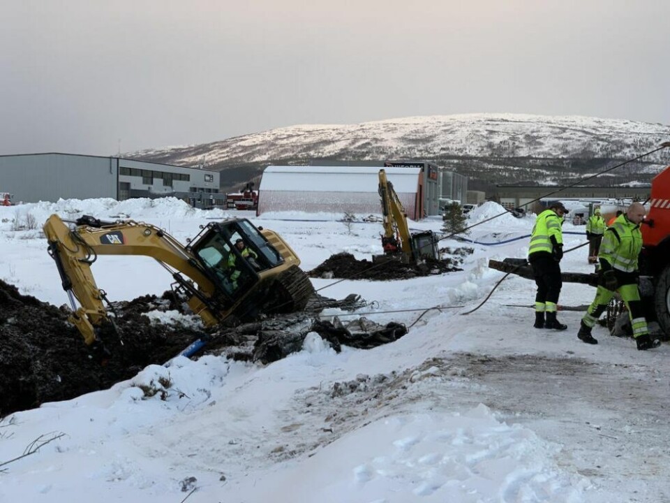 PÅ SKRÅ. De to gravemaskinene sto godt plantet i myra, men det var liten fare for at de skulle bli opplsukt, og de ble neppe skadet av hendelsen. PÅ SKRÅ. De to gravemaskinene sto godt plantet i myra, men det var liten fare for at de skulle bli opplsukt, og de ble neppe skadet av hendelsen. Foto: Frank Øvrewall