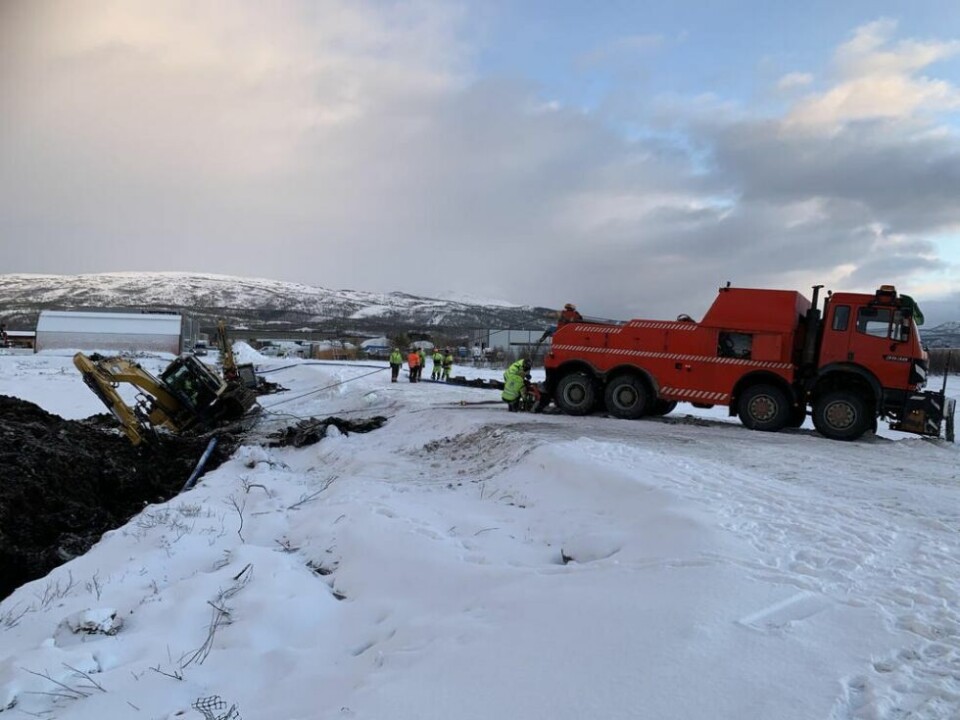 BERGING. En bergingsbil måtte til for å vinsje gravemaskinene opp på fast grunn. BERGING. En bergingsbil måtte til for å vinsje gravemaskinene opp på fast grunn. Foto: Frank Øvrewall
