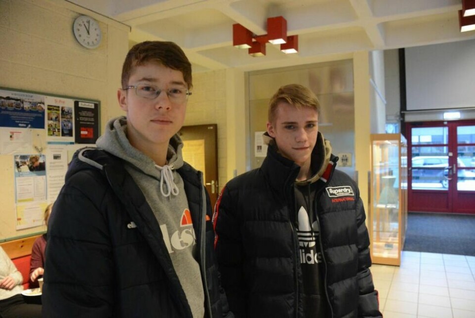 BRA DAG. Stian Willumstad (t.v.) og Odin Karlsen fra Fauske syntes det var interessant å se på hva som fantes av valgmuligheter i Saltedal, selv om det ikke er sikkert de skal gå der selv. Karlsen vil gå akvakultur på Inndyr til neste år, mens Willumstad ikke har bestemt seg helt. BRA DAG. Stian Willumstad (t.v.) og Odin Karlsen fra Fauske syntes det var interessant å se på hva som fantes av valgmuligheter i Saltedal, selv om det ikke er sikkert de skal gå der selv. Karlsen vil gå akvakultur på Inndyr til neste år, mens Willumstad ikke har bestemt seg helt. Foto: Helge Simonsen