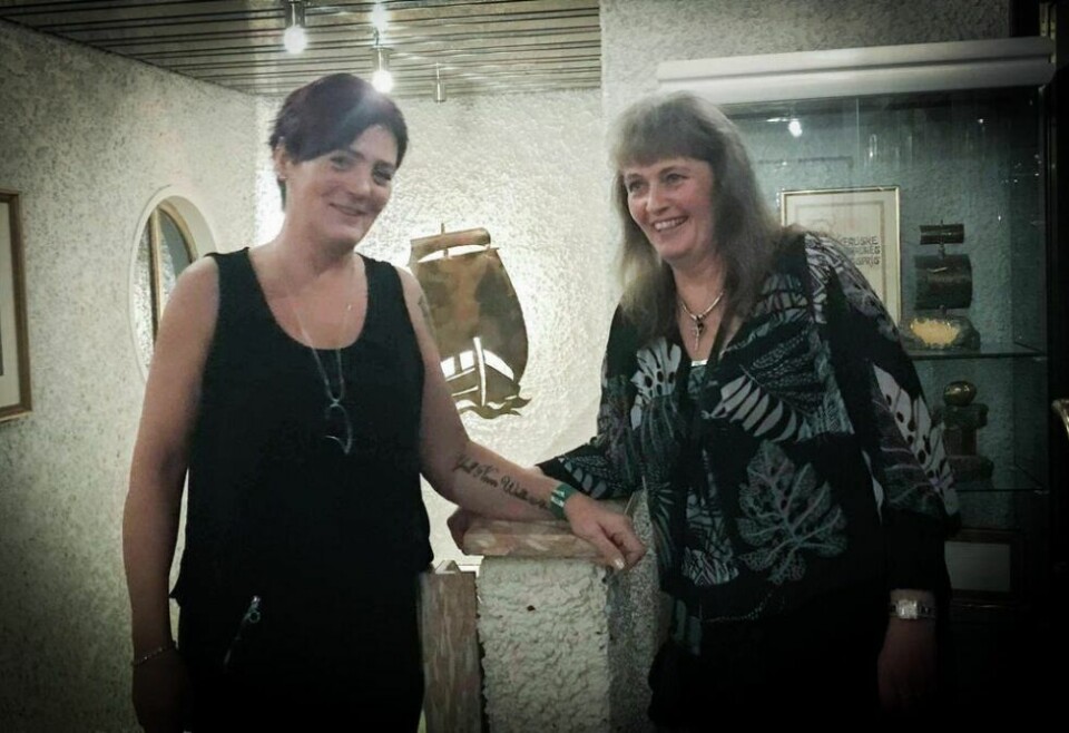 ÅR ETTER ÅR. Elisabeth Karlsson (t.h.) og Helene Karlsen, er gjengangere på julejammen. De konstaterer at tiden for lange køer og gallakjoler er over. ÅR ETTER ÅR. Elisabeth Karlsson (t.h.) og Helene Karlsen, er gjengangere på julejammen. De konstaterer at tiden for lange køer og gallakjoler er over. Foto: Isa Martine Eftevand Orvin