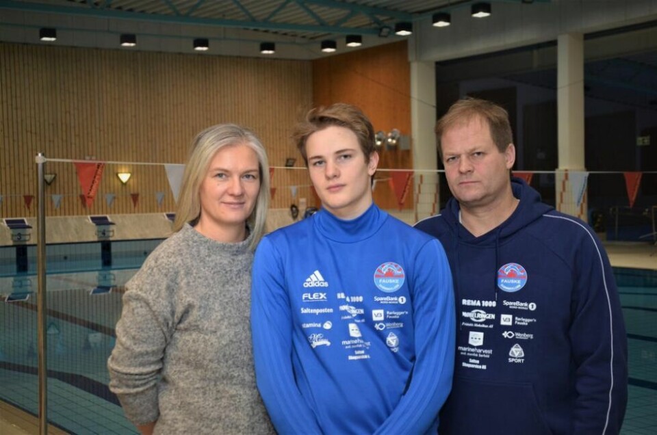 BESTEMT. Mathias Martinussen er fast bestemt på å velge idrettslinja på Fauske for å kunne fortsette svømmesatsingen i Fauske svømmeklubb i kombinasjon med skolegang. Men tilbudet er foreslått nedlagt. Han reagerer, sammen med foreldrene Grete Støre Martinussen og Arne Håkon Martinussen, på at den avgjørelsen ikke er attt ennå, og at det ikke er mer forutsigbarhet i tilbudene i den videregående skolen, og at hans soleklare førstevalg kan bli strøket kort tid før valget skal tas. - Jeg har ikke lyst til å gå noe annet, sier Mathias. BESTEMT. Mathias Martinussen er fast bestemt på å velge idrettslinja på Fauske for å kunne fortsette svømmesatsingen i Fauske svømmeklubb i kombinasjon med skolegang. Men tilbudet er foreslått nedlagt. Han reagerer, sammen med foreldrene Grete Støre Martinussen og Arne Håkon Martinussen, på at den avgjørelsen ikke er attt ennå, og at det ikke er mer forutsigbarhet i tilbudene i den videregående skolen, og at hans soleklare førstevalg kan bli strøket kort tid før valget skal tas. - Jeg har ikke lyst til å gå noe annet, sier Mathias. Foto: Espen Johansen