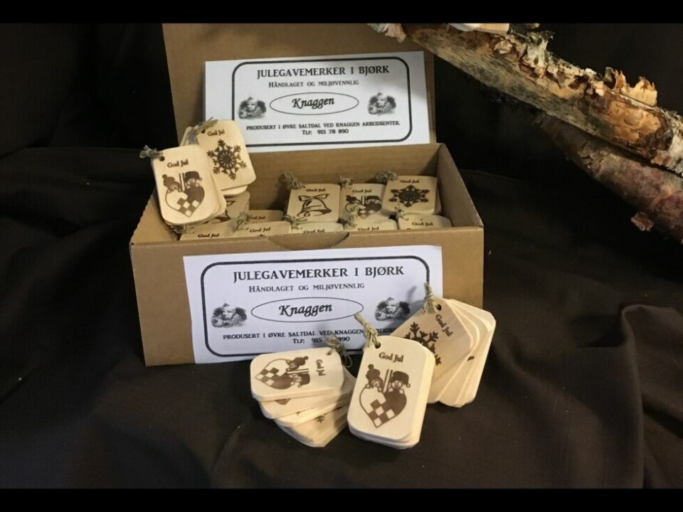 STOR LEVERANSE. Knaggen arbeids- og aktivitetssenter har levert hele 7650 slike gavelapper i bjørk til utvalgte COOP Nordland-butikker. STOR LEVERANSE. Knaggen arbeids- og aktivitetssenter har levert hele 7650 slike gavelapper i bjørk til utvalgte COOP Nordland-butikker. Foto: Mads Myrland Erland