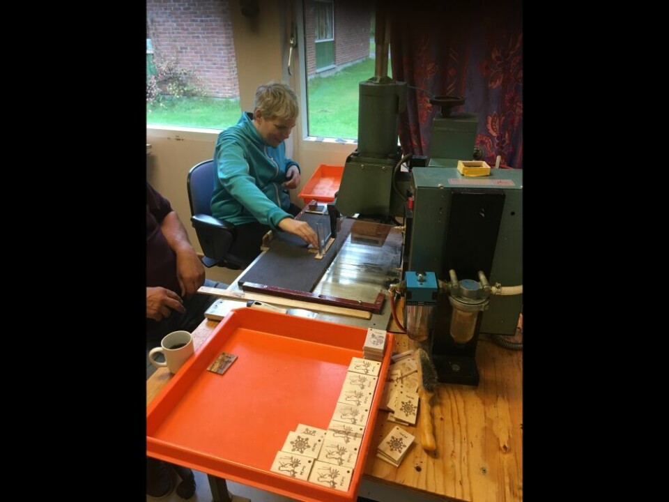 JUL HELE ÅRET. De populære gavelappene produseres fra januar til desember, og med dette er det jul hele året på Knaggen. JUL HELE ÅRET. De populære gavelappene produseres fra januar til desember, og med dette er det jul hele året på Knaggen. Foto: Mads Myrland Erland