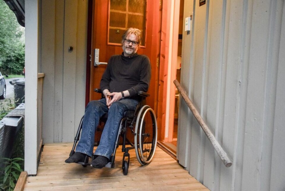 KRITISK. Trond Einar Heldal syns lite om at han ikke kom seg inn på Vensmoen for å avgi stemme uten å være nødt til å bli båret inn. KRITISK. Trond Einar Heldal syns lite om at han ikke kom seg inn på Vensmoen for å avgi stemme uten å være nødt til å bli båret inn. Foto: Tarjei Abelsen