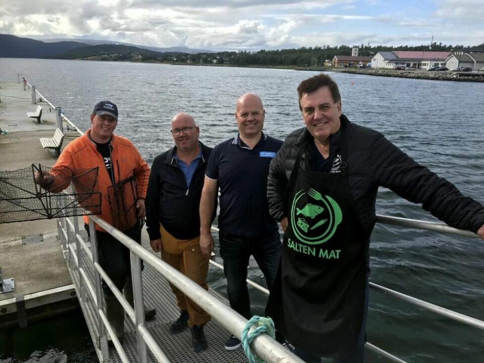 SAMMEN OM MAT. Bård Larsen, Tor Kato Rugås, Ketil Skår og Arild Bjørnbakk er blant de som sørger for et kjempe-akvarium nede mot promenaden under Matfestivalen. I tillegg blir det hvalbåt og rekebåt på kaia under Salten mat, samt at universitetet skal teste ut snodig mat. SAMMEN OM MAT. Bård Larsen, Tor Kato Rugås, Ketil Skår og Arild Bjørnbakk er blant de som sørger for et kjempe-akvarium nede mot promenaden under Matfestivalen. I tillegg blir det hvalbåt og rekebåt på kaia under Salten mat, samt at universitetet skal teste ut snodig mat. Foto: Sylvia Bredal