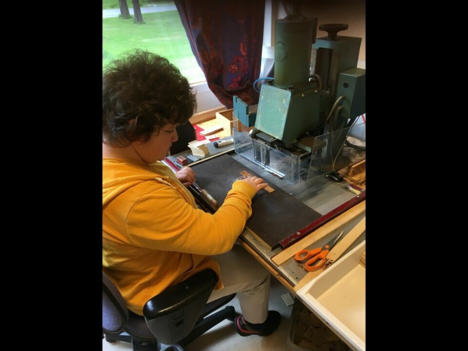 FORSEGGJORT. Det er her de forseggjorte gavelappene fra Knaggen blir til. FORSEGGJORT. Det er her de forseggjorte gavelappene fra Knaggen blir til. Foto: Mads Myrland Erland