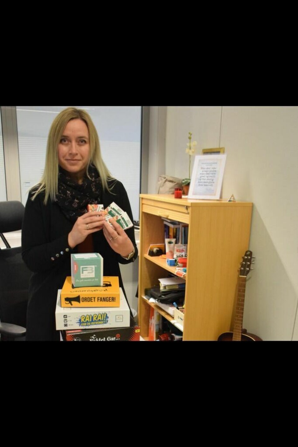 TRIVSELSTILTAK. Laila Alexandersen er leder for Miljøtjenesten ved Fauske videregående skole. Hun har både brettspill, kortstokker og gitar på kontoret, som kan være med på å skape trivsel. TRIVSELSTILTAK. Laila Alexandersen er leder for Miljøtjenesten ved Fauske videregående skole. Hun har både brettspill, kortstokker og gitar på kontoret, som kan være med på å skape trivsel. Foto: Eva S. Winther
