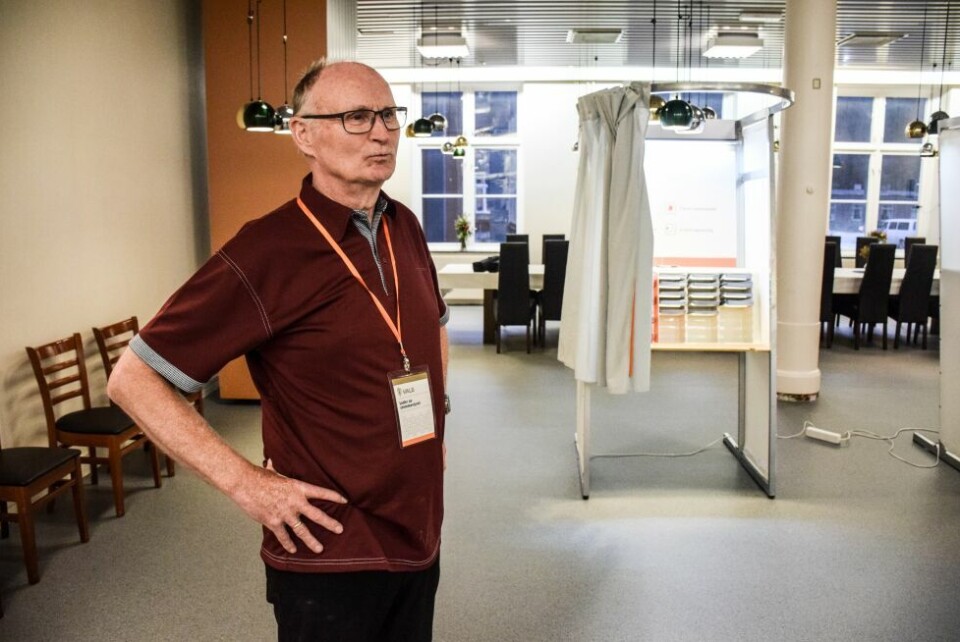 SPENT. Kjell Skogstad tar selvkritikk for at det ikke var merket til inngangen for funksjonshemmede, og beklager at den ikke var åpen hele valgdagen. Skogstad er svært spent på hvor mange prosent som har stemt ved årets valg. 65 prosent som ved sist valg er for dårlig, slår Skogstad fast. SPENT. Kjell Skogstad tar selvkritikk for at det ikke var merket til inngangen for funksjonshemmede, og beklager at den ikke var åpen hele valgdagen. Skogstad er svært spent på hvor mange prosent som har stemt ved årets valg. 65 prosent som ved sist valg er for dårlig, slår Skogstad fast. Foto: Tarjei Abelsen