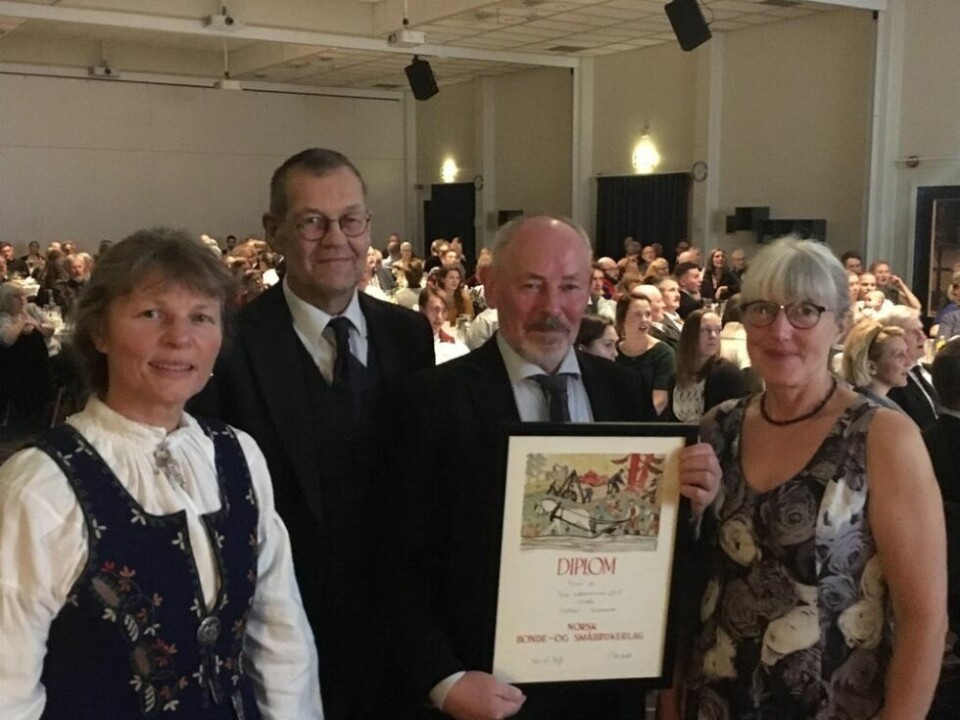 TOK IMOT PRIS. Saltdal er kåret til årets beitekommune. Lørdag kveld tok ordfører Rune Berg imot prisen. Fra venstre leder i Norsk bonde og småbrukarlag Kjersti Hoff, leder i rovviltutvalget i bonde og småbrukerlaget Ståle Støen, Saltdal-ordfører Rune Berg og leder i Nordland bonde og småbrukerlag Astrid T. Olsen. TOK IMOT PRIS. Saltdal er kåret til årets beitekommune. Lørdag kveld tok ordfører Rune Berg imot prisen. Fra venstre leder i Norsk bonde og småbrukarlag Kjersti Hoff, leder i rovviltutvalget i bonde og småbrukerlaget Ståle Støen, Saltdal-ordfører Rune Berg og leder i Nordland bonde og småbrukerlag Astrid T. Olsen. Foto: Ann Guro Hansen