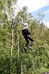 GJØR GREP. Zipline over Saltdalselva ble så populært i fjor at det ble mye køventing. Det skal de gjøre noe med i år. Eirik Grønnslett (10) var en av mange som prøvde den i fjor. Foto: Stig Bjørnar Karlsen