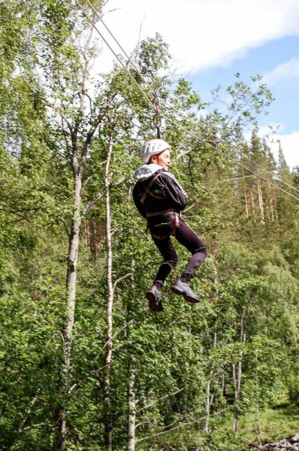 GJØR GREP. Zipline over Saltdalselva ble så populært i fjor at det ble mye køventing. Det skal de gjøre noe med i år. Eirik Grønnslett (10) var en av mange som prøvde den i fjor. GJØR GREP. Zipline over Saltdalselva ble så populært i fjor at det ble mye køventing. Det skal de gjøre noe med i år. Eirik Grønnslett (10) var en av mange som prøvde den i fjor. Foto: Stig Bjørnar Karlsen