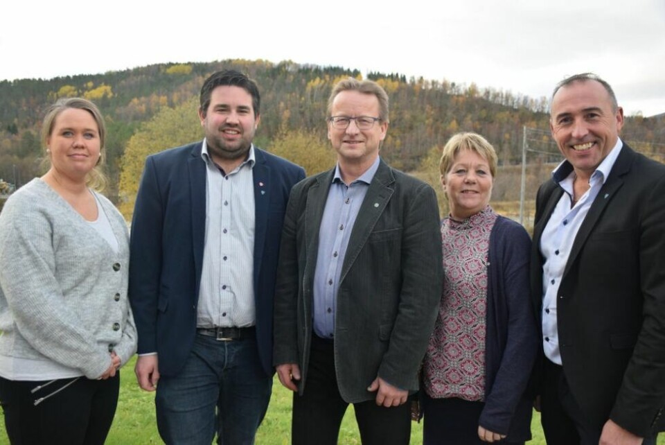 Det nye formannskapet i Sørfold. Fra venstre Silje Sørfjordmo Paulsen (Sp), Kolbjørn Mathisen (Ap), ordfører Gisle Hansen (Sp), Unn Karin Pedersen (Ap) og varaordfører Sten Robert Hansen (H). Det nye formannskapet i Sørfold. Fra venstre Silje Sørfjordmo Paulsen (Sp), Kolbjørn Mathisen (Ap), ordfører Gisle Hansen (Sp), Unn Karin Pedersen (Ap) og varaordfører Sten Robert Hansen (H). Foto: Eva S. Winther
