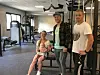 SNART KLARE. Det er ikke lenge igjen til utstyret inne på treningsrommet i Sparebank1 Arena skal tas i bruk. Daglig leder Frank Marius Pettersen i Saltdalkameratene (t.h.) er glade for å ha Lasse Teigen og Maria Ebeltoft med som personlige trenere til de som måtte ønske det. Lille Ella på fem måneder syntes også det var fint å være i det nye lokalet. Foto: Helge Simonsen