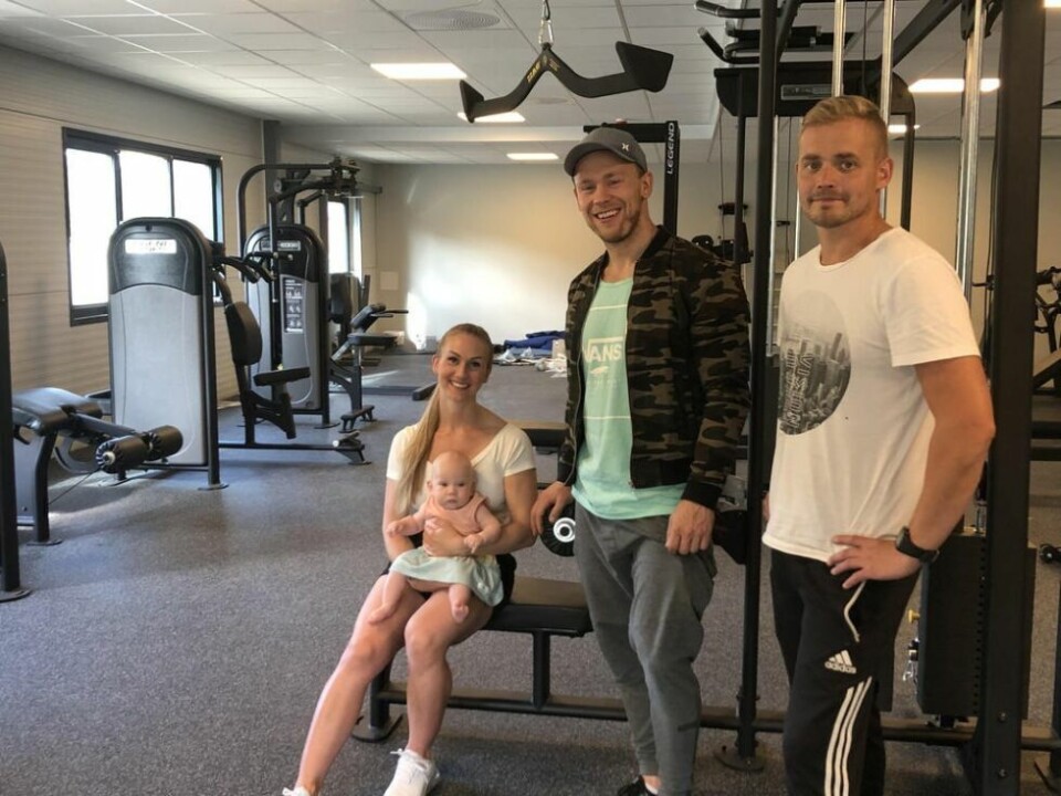 SNART KLARE. Det er ikke lenge igjen til utstyret inne på treningsrommet i Sparebank1 Arena skal tas i bruk. Daglig leder Frank Marius Pettersen i Saltdalkameratene (t.h.) er glade for å ha Lasse Teigen og Maria Ebeltoft med som personlige trenere til de som måtte ønske det. Lille Ella på fem måneder syntes også det var fint å være i det nye lokalet. SNART KLARE. Det er ikke lenge igjen til utstyret inne på treningsrommet i Sparebank1 Arena skal tas i bruk. Daglig leder Frank Marius Pettersen i Saltdalkameratene (t.h.) er glade for å ha Lasse Teigen og Maria Ebeltoft med som personlige trenere til de som måtte ønske det. Lille Ella på fem måneder syntes også det var fint å være i det nye lokalet. Foto: Helge Simonsen