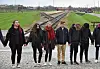Her er ungdommer på en minnemarkering i Auschwitz-Birkenau. Nå blir det lettere for flere å dra. Foto: Bjørn Harry Schønhaug/Hvite Busser©