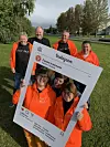 INSTAGRAM. Komiteen for Folkehelseuka 2019 i Fauske kommune. Bak fra venstre Nils-Ole Steinbakk, Ketil Hugaas, Arnstein Brochs og Bjørn Skoglund. Inni rammen fra venstre Heidi Zakariassen, Lena Holmstrøm og Gunn Lisbeth Pedersen. Den folkelige instagram-rammen er til utlån for de som vil framsnakke Fauske. Foto: Frank Øvrewall
