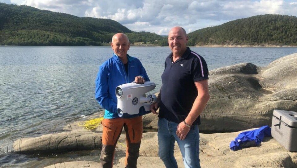DRONE. Roald Engan (t.v) og Jan Inge Westermann i Ide og Utvikling med sin siste investering. En undervannsdrone som kan gå ned til 150 meters dyp. DRONE. Roald Engan (t.v) og Jan Inge Westermann i Ide og Utvikling med sin siste investering. En undervannsdrone som kan gå ned til 150 meters dyp. Foto: Designia - Lars Antonsen