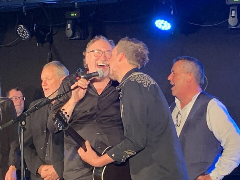 Ottar Big Hand Johansen og Anders Brodersen Johansen under hyllest-konserten 'Fra Sulis til Big Hand'. Ottar Big Hand Johansen og Anders Brodersen Johansen under hyllest-konserten 'Fra Sulis til Big Hand'. Foto: Espen Johansen