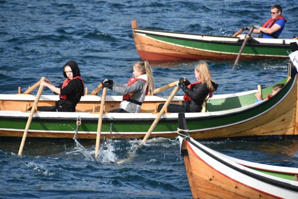 Ida Sletteng Jensen, Nora Moby, Victor Gjersvik, Linnea Pettersen og Rasmus Angler byttet på å ro en av de nye skolebåtene som Linde har bygd. Ida Sletteng Jensen, Nora Moby, Victor Gjersvik, Linnea Pettersen og Rasmus Angler byttet på å ro en av de nye skolebåtene som Linde har bygd. Foto: Sylvia Bredal