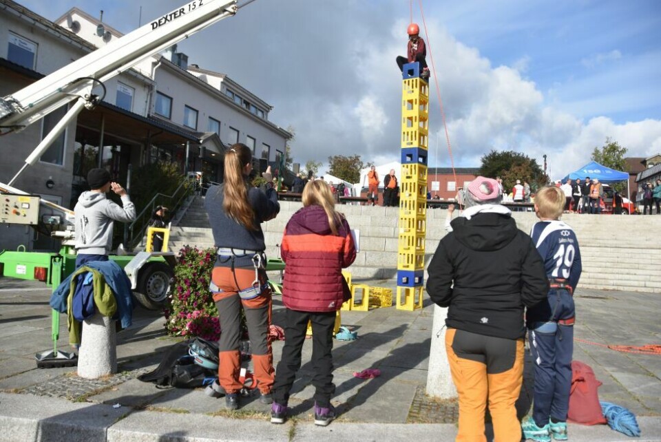 TØFFA. Mille Bjur har ikke høydeskrekk. Fauske klatreklubb sin stand på Folkehelsehuka. TØFFA. Mille Bjur har ikke høydeskrekk. Fauske klatreklubb sin stand på Folkehelsehuka. Foto: sylvia Bredal