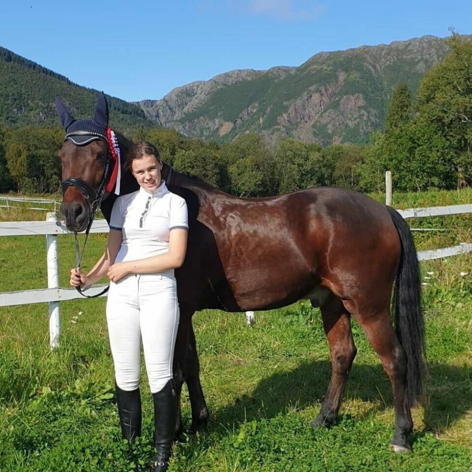 RED TIL GULL. Hannah Hammernes og ponnien Meltvedt Mayfair Rosso kom hjem med flere premier i bagasjen. Gjevest var nok KM-gullet.10 ÅR ETTER. Her er seieren i boks etter andre avdeling i KM. 10 år etter at storesøster Amanda tok gull med samme hest.LANDSSTEVNE. På Landsstevne i Trondheim ble det en tredjeplass på 14-åringen som rir for Fauske kjøre- og rideklubb. RED TIL GULL. Hannah Hammernes og ponnien Meltvedt Mayfair Rosso kom hjem med flere premier i bagasjen. Gjevest var nok KM-gullet.