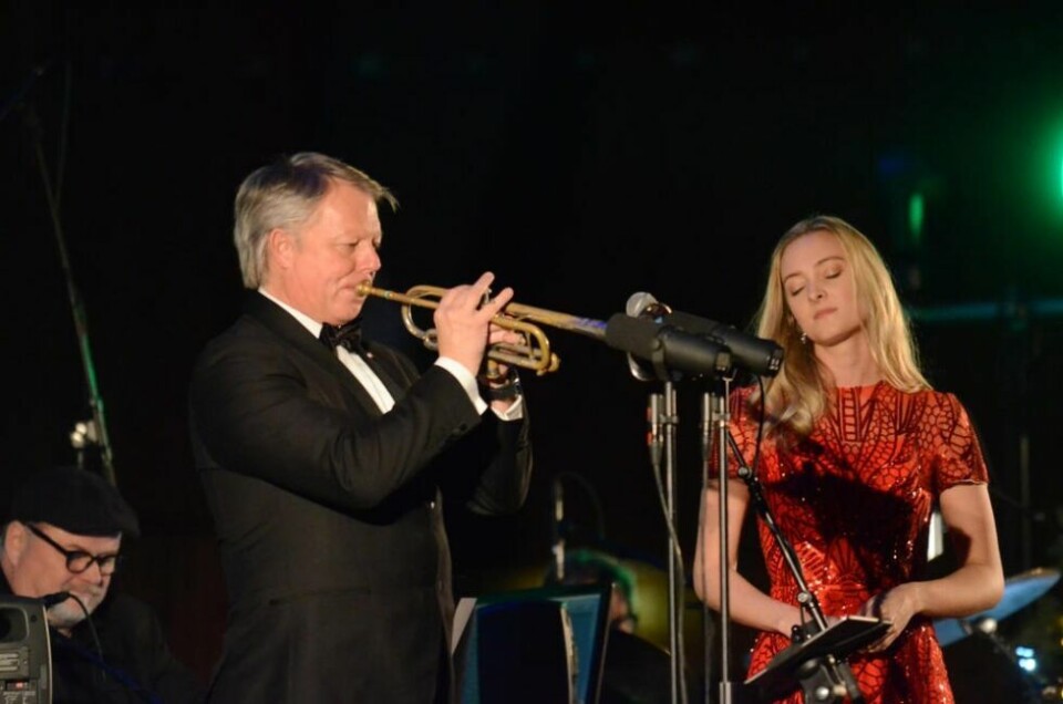 VAKKERT. Ole Edvard Antonsen og Stine Hole Ulla bidro sterkt til en fantastisk konsert i Fauske idrettshall onsdag. VAKKERT. Ole Edvard Antonsen og Stine Hole Ulla bidro sterkt til en fantastisk konsert i Fauske idrettshall onsdag. Foto: Espen Johansen Foto: Espen Johansen