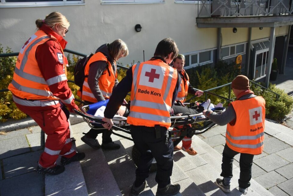 NYTTIG BÅRE. Fauske røde kors demonstrerer den praktiske båra som kan hente ut folk i terreng og ned trapper. NYTTIG BÅRE. Fauske røde kors demonstrerer den praktiske båra som kan hente ut folk i terreng og ned trapper. Foto: Sylvia Bredal