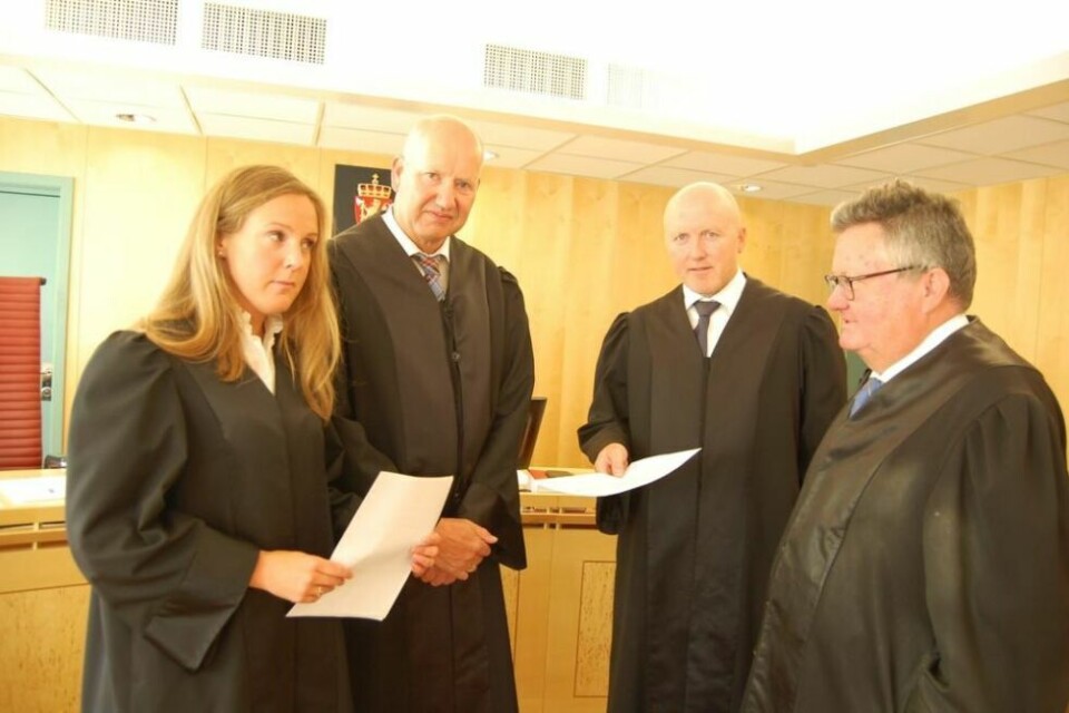 BETINGET. Det går mot betinget fengsel for de tre mennene fra Fauske som er tiltalt. Fra venstre aktor, politiadvokat Kine Wesseltoft. Videre de tre forvarsadvokatene Finn Ove Smith. Svein Skipnes og Tor Haug. BETINGET. Det går mot betinget fengsel for de tre mennene fra Fauske som er tiltalt. Fra venstre aktor, politiadvokat Kine Wesseltoft. Videre de tre forvarsadvokatene Finn Ove Smith. Svein Skipnes og Tor Haug. Foto: Stig Bjørnar Karlsen