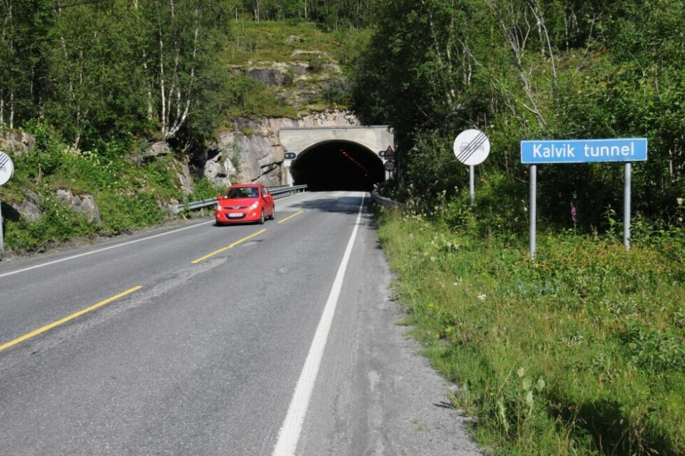 STENGT. Kalviktunnelen er stengt etter at det har løsnet en stor steinblokk fra taket. STENGT. Kalviktunnelen er stengt etter at det har løsnet en stor steinblokk fra taket. Foto: Arild Bjørnbakk