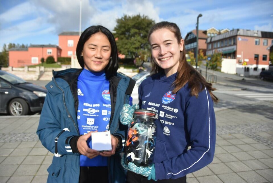 PROMOTERER SVØMMEKLUBBEN. Marie Fagerheim og Nora Kvernmo står på stand for Fauske svømmeklubb. De har svømt fra de var små, mens Nora har flyttet nylig fra Bardu for å utvikle seg som svømmer. PROMOTERER SVØMMEKLUBBEN. Marie Fagerheim og Nora Kvernmo står på stand for Fauske svømmeklubb. De har svømt fra de var små, mens Nora har flyttet nylig fra Bardu for å utvikle seg som svømmer. Foto: Sylvia Bredal