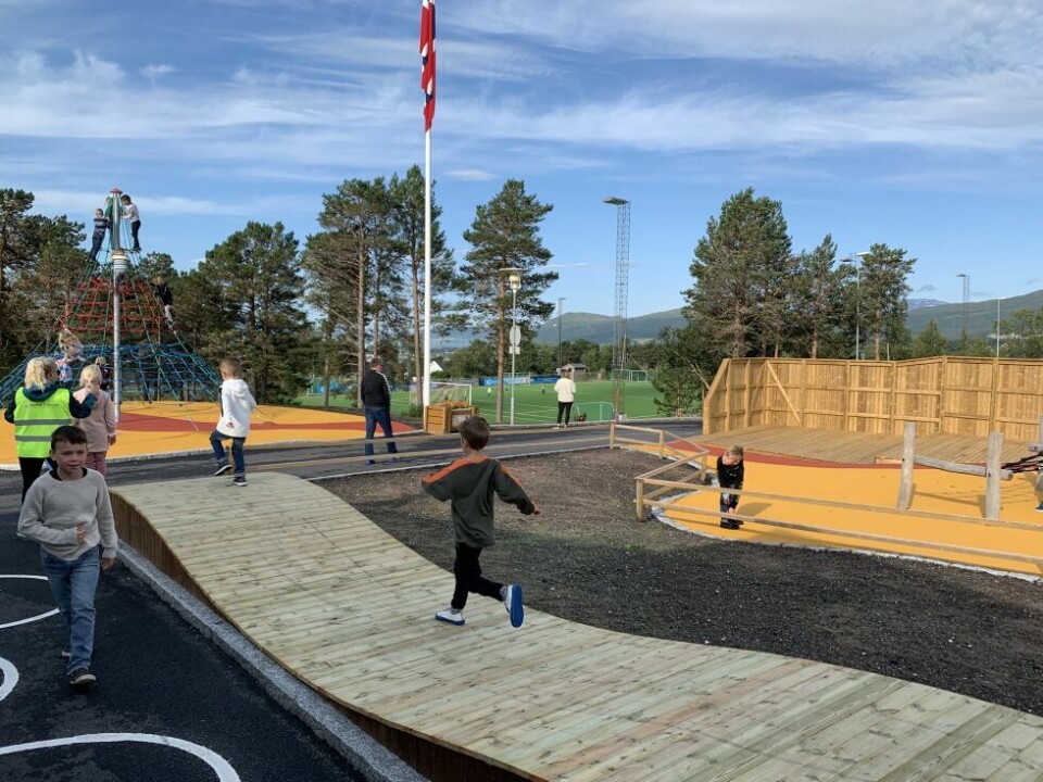 FLOTTE LEKEAREALER. Skolen har fått enda flere flotte lekearealer rundt skolen og er godt rustet til å ta i mot flere elever enn tidligere. FLOTTE LEKEAREALER. Skolen har fått enda flere flotte lekearealer rundt skolen og er godt rustet til å ta i mot flere elever enn tidligere. Foto: Linn Braseth-Gulliksen