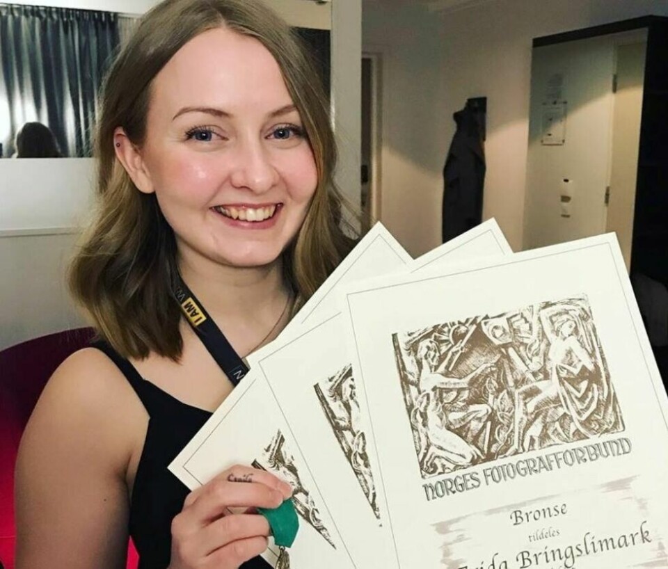 Frida Bringslimark er fornøyd med å kunne reise hjem med tre diplom i sekken, to hederlige omtaler og en bronse.«Finding paths» fikk bronse på landskonferansen 2019. Fotografene konkurrerer i klassene Portrett, Bryllup, Barn, Kommersielt, Natur, Reportasje og Åpen klasse.LIKE FØR. Dette bildet av bruden like før hun skal gå inn i kirkerommet ga Frida Bringslimark hederlig omtale.Hederlig omtale ble det også for dette brudeparet. Frida Bringslimark er fornøyd med å kunne reise hjem med tre diplom i sekken, to hederlige omtaler og en bronse.