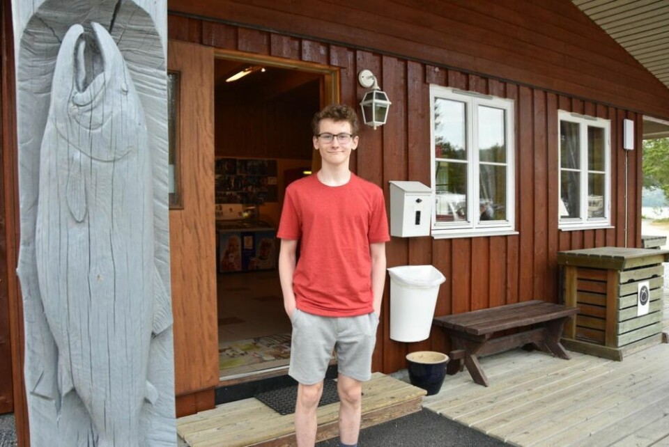 Sommerjobb. Max Felix Eriksen Storteig (15) har sommerjobb og er fornøyd med å få praktisert både engelsk og tysk her. Sommerjobb. Max Felix Eriksen Storteig (15) har sommerjobb og er fornøyd med å få praktisert både engelsk og tysk her. Foto: Foto: Linn Braseth-Gulliksen