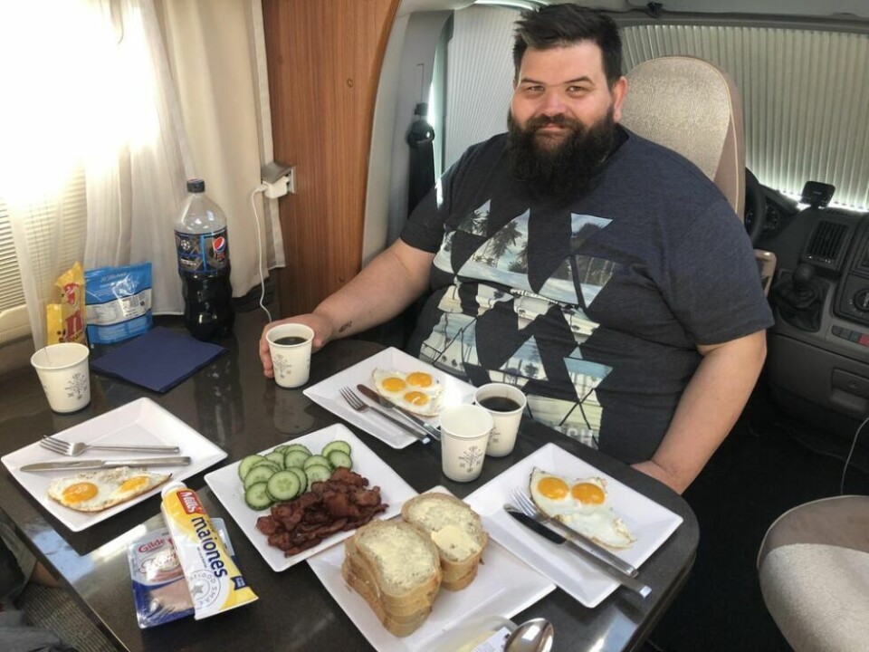 HERLIG AVKOBLING. Det er ikke så mye som slår det å våkne i en behagelig seng, lage en god frokost og nyte dagens utsikt. Og når man blir lei av den, er det bare å komme seg videre. Akkurat det er den store fordelen med å dra på tur med bobil. HERLIG AVKOBLING. Det er ikke så mye som slår det å våkne i en behagelig seng, lage en god frokost og nyte dagens utsikt. Og når man blir lei av den, er det bare å komme seg videre. Akkurat det er den store fordelen med å dra på tur med bobil. Foto: Alle foto: Helge Simonsen