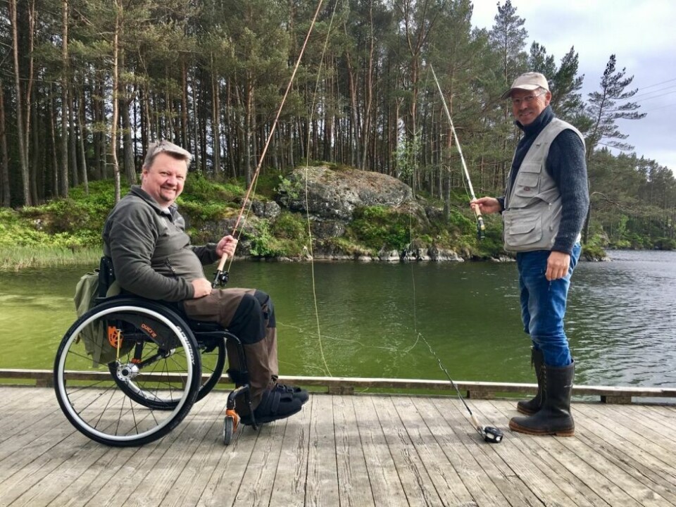 TILRETTELAGT. Leif Arild Fjellheim (t.v.) er selv rullestolbruker og har jobbet med kartleggingen i Rogaland. Sammen med Per Kristian Håland (fiskeutvalget i Karmøy JFNF) testes ørretfiske på en tilrettelagt fiskeplass i Litlafotvannet på Karmøy. TILRETTELAGT. Leif Arild Fjellheim (t.v.) er selv rullestolbruker og har jobbet med kartleggingen i Rogaland. Sammen med Per Kristian Håland (fiskeutvalget i Karmøy JFNF) testes ørretfiske på en tilrettelagt fiskeplass i Litlafotvannet på Karmøy. Foto: NJFF