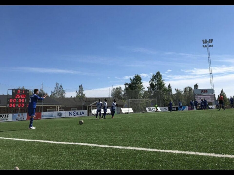 Avblåste frispark. Kaptein Erik Setså Borge ble forbauset da dommeren blåste av for pause idet frisparket skulle taes. Avblåste frispark. Kaptein Erik Setså Borge ble forbauset da dommeren blåste av for pause idet frisparket skulle taes. Foto: Adelina Grønnslett