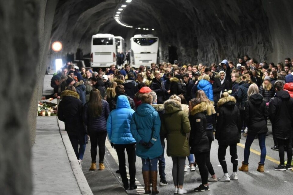 MANGE VILLE DELTA. Det var veldig mange elever og ansatte ved de videregående skolene i Saltdal og på Fauske som tok del i minnestunden i Saksenviktunnelen over de omkomne Alexander Sollihaug og Elias Dypaune. Begge foto: Tarjei AbelsenBLOMSTER OG LYS. Inne i tunnelen kunne de som ønsket det tenne lys og legge ned blomster på ulykkesstedet. MANGE VILLE DELTA. Det var veldig mange elever og ansatte ved de videregående skolene i Saltdal og på Fauske som tok del i minnestunden i Saksenviktunnelen over de omkomne Alexander Sollihaug og Elias Dypaune. Begge foto: Tarjei Abelsen