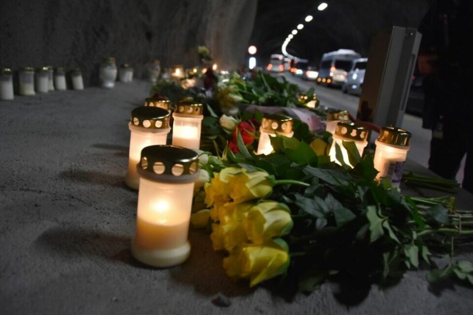 BLOMSTER OG LYS. Inne i tunnelen kunne de som ønsket det tenne lys og legge ned blomster på ulykkesstedet. BLOMSTER OG LYS. Inne i tunnelen kunne de som ønsket det tenne lys og legge ned blomster på ulykkesstedet.