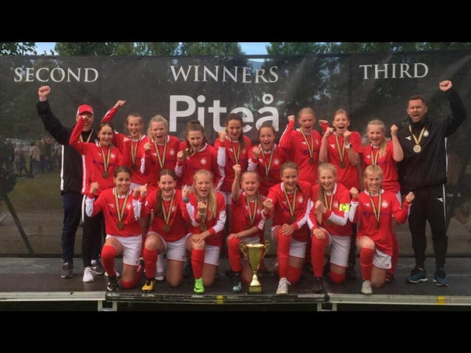 FKSK J15 tok bronse i Piteå. Øverst fra venstre: Kjersti Johansen, Eline Bentsen, Frida Testad, Malene Kristiansen, Nora Madsen, Eva Grønvold, Marthe Øyen, Synne Olsen, Sirianne Kristiansen. Nede fra venstre: Linnea Pettersen, Maria Andreassen, Sigrid Vassbotn, Frida Hemminghytt, Lina Kristiansen, Thea Myhre, Ingrid Bentsen. Trenere er Stephan Olsen og Stian Bentsen FKSK J15 tok bronse i Piteå. Øverst fra venstre: Kjersti Johansen, Eline Bentsen, Frida Testad, Malene Kristiansen, Nora Madsen, Eva Grønvold, Marthe Øyen, Synne Olsen, Sirianne Kristiansen. Nede fra venstre: Linnea Pettersen, Maria Andreassen, Sigrid Vassbotn, Frida Hemminghytt, Lina Kristiansen, Thea Myhre, Ingrid Bentsen. Trenere er Stephan Olsen og Stian Bentsen Foto: Tommy Pettersen