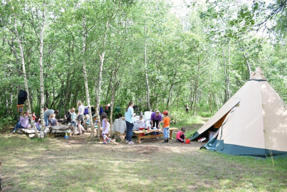 UTELUNSJ. Onsdag inviterer bibliotek og folkehelse i Beiarn på tur for å fortelle mer om LitteraTUR-prosjektet. Ved lavvoen til Moldjord barnehage blir det utelunsj. UTELUNSJ. Onsdag inviterer bibliotek og folkehelse i Beiarn på tur for å fortelle mer om LitteraTUR-prosjektet. Ved lavvoen til Moldjord barnehage blir det utelunsj. Foto: Ina Sand Solli