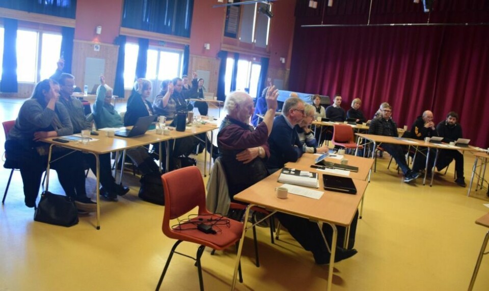 BLE NEDSTEMT. Her stemmer Sp og SV for å utrede nærmere konsekvensene av å legge ned distriktsmusikerordninga i Sørfold. De ble nedstemt av flertallet i kommunestyret (Ap og H). BLE NEDSTEMT. Her stemmer Sp og SV for å utrede nærmere konsekvensene av å legge ned distriktsmusikerordninga i Sørfold. De ble nedstemt av flertallet i kommunestyret (Ap og H). Foto: Eva S. Winther