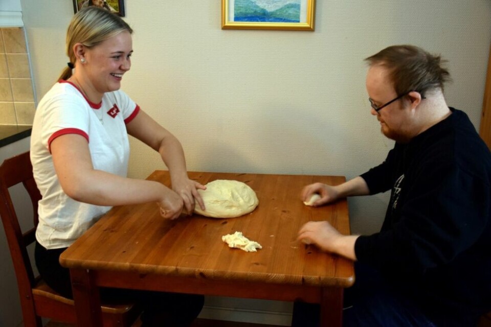 HER BAKES. De møtes jevnlig for å gjøre noe koselig sammen. - Baking og filmseing står høyt på lista, forteller de. HER BAKES. De møtes jevnlig for å gjøre noe koselig sammen. - Baking og filmseing står høyt på lista, forteller de.