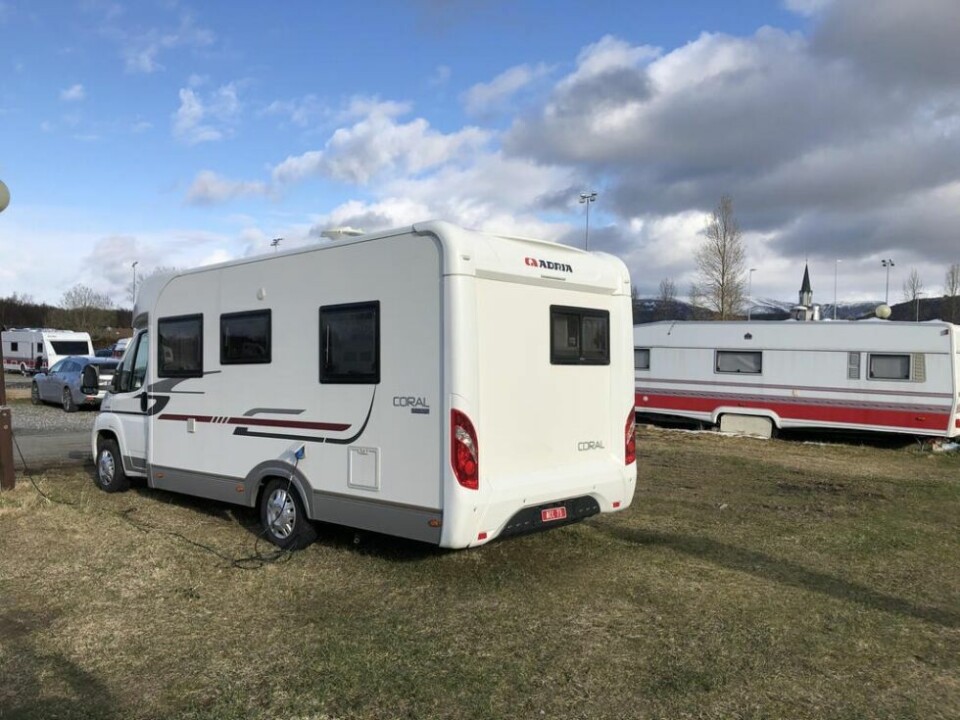ALLE KAN KJØRE. På campingplassen i Saltstraumen var det fint å stå. Denne bobilen er en såkalt halvintegrert bil, og den kan kjøres med vanlig bilsertifikat. ALLE KAN KJØRE. På campingplassen i Saltstraumen var det fint å stå. Denne bobilen er en såkalt halvintegrert bil, og den kan kjøres med vanlig bilsertifikat. Foto: Helge Simonsen