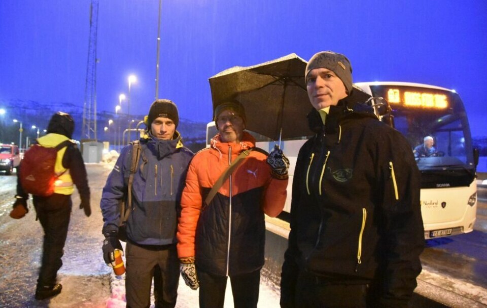 IKKE FORNØYD MED LØSNINGEN. Ole Ragnar Norheim Jenssen, Hans Karl Hansen og Lars Bergli bor i Valnesfjord og pendler til Bodø. De har måttet ta buss for tog i flere uker nå grunnet manglende togsett. NSB opplyser om at de på tirsdag hadde seks tog for lite på Nordlandsbanen. IKKE FORNØYD MED LØSNINGEN. Ole Ragnar Norheim Jenssen, Hans Karl Hansen og Lars Bergli bor i Valnesfjord og pendler til Bodø. De har måttet ta buss for tog i flere uker nå grunnet manglende togsett. NSB opplyser om at de på tirsdag hadde seks tog for lite på Nordlandsbanen. Foto: Sylvia Bredal