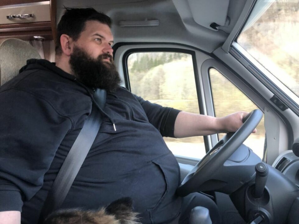 HELT GREI Å KJØRE. Man må bruke litt tid på å venne seg til størrelsen, men det er ikke noe problem å kjøre bobil for en vanlig sjåfør. HELT GREI Å KJØRE. Man må bruke litt tid på å venne seg til størrelsen, men det er ikke noe problem å kjøre bobil for en vanlig sjåfør. Foto: Helge Simonsen